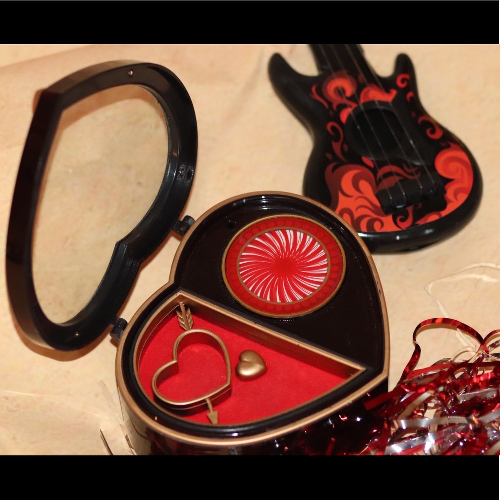Heart Shaped Music Box - Dial Spins as Music Plays